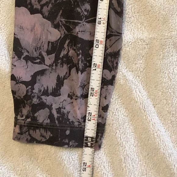 Lululemon Aligns. 24 inches high rise - Picture 3 of 4